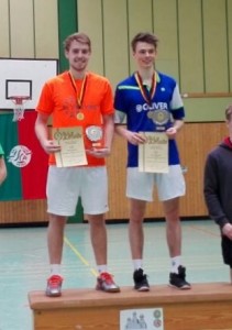 Florian Waffler (links) und Hannes Gerberich (rechts) bei der Siegerehrung in Peine. Foto: privat.